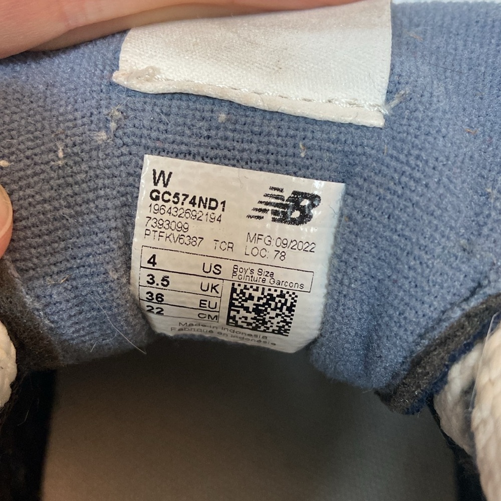 New Balance boys sneakers size 4 - Picture 4 of 4